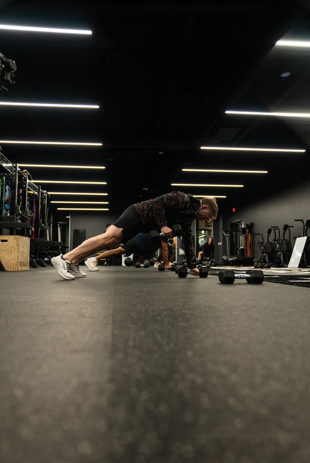 Edge Class Franklin A man lifting weights at Carbon Performance