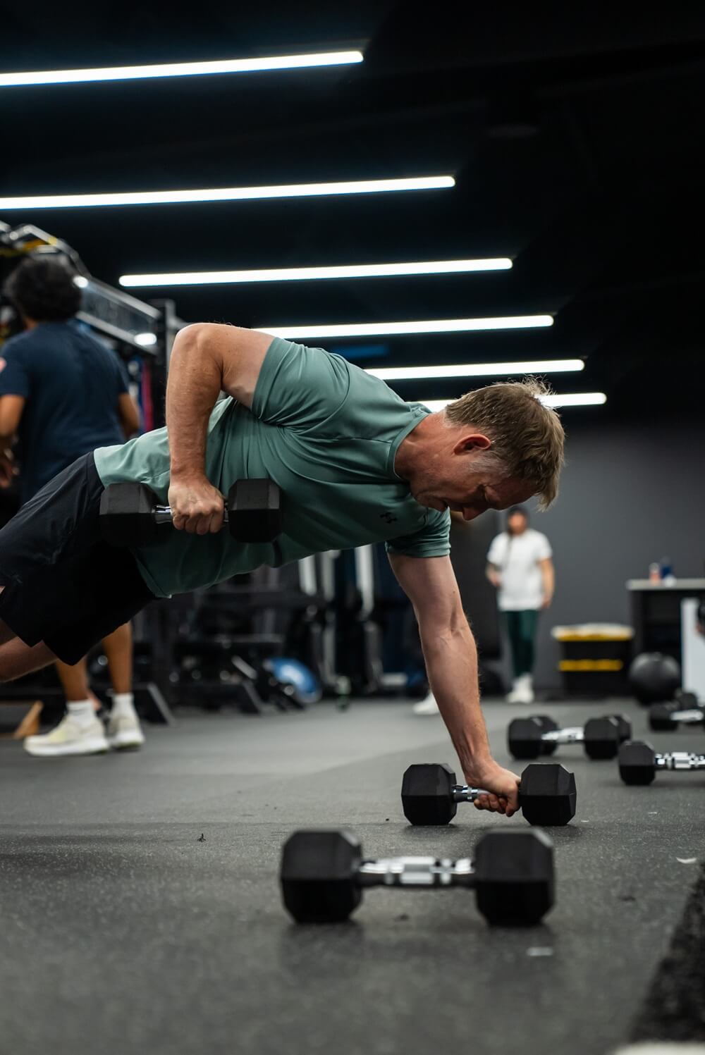 Edge Class with Weights A man lifting weights at Carbon Performance in an Edge Class