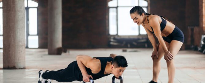 couple doing core workout with kettlebells